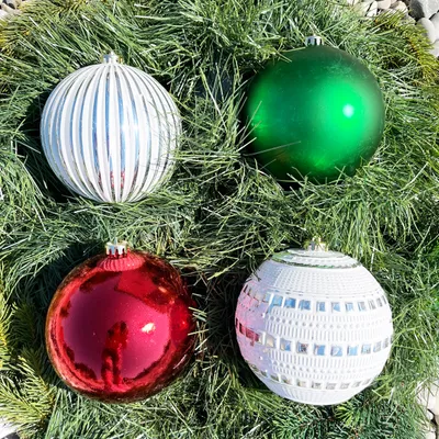 Produktbild von 4 x Weihnachtskugeln Kunststoff Ø 15 cm rot-grün-weiß wetterfest für Innen und Außen Christbaumkugeln Kunststoff  Weihnachtsbaumkugeln