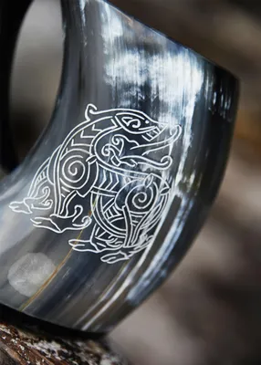 Produktbild von Wikinger Horn-Bierkrug mit Drachen-Motiv, ca. 15 cm, 650-800 ml, lebensmittelecht