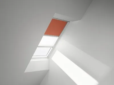Produktbild von VELUX Vorteils-Set Verdunkelungsrollo uni orange und Faltstore Plissee weiß manuell Rahmen aluminium DFD MK08 4564S
