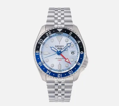 Produktbild von Seiko 5 Sports GMT Automatikuhr mit eisblauem Zifferblatt aus Edelstahl SSK029K1