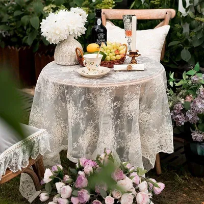 Tischdecke mit Blumenstickerei, 130x130 cm, Beige, Baumwollspitze