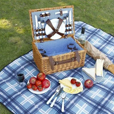 Image de Panier de pique-nique en osier pour 4 personnes, comprenant couverts, assiettes et verres à vin. Inclut une nappe de pique-nique imperméable. Panier en osier