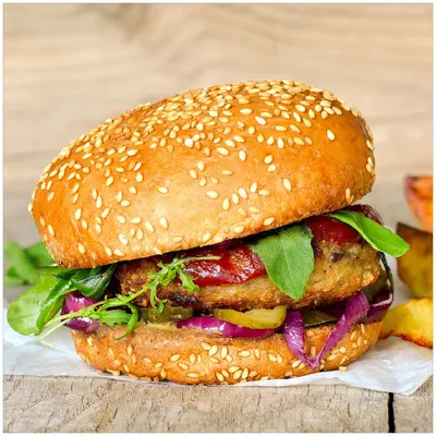 Produktbild von Wallario Memoboard Magnettafel aus Glas, Größe 50 x 50 cm, Motiv Burger mit frischem Salat und Pommes
