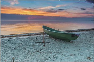 Produktbild von Wallario Wandbild Einsames Fischerboot mit Anker am Strand, Größe: 61 x 91,5 cm, Poster mit rahmenlosen Bildhalter