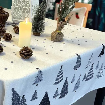 Produktbild von Unyqoos® wasserabweisende Weihnachtstischdecke 140x200 cm, Polyester – grau-weiß mit Schneeflocken- & Tannenbaum‑Motiv