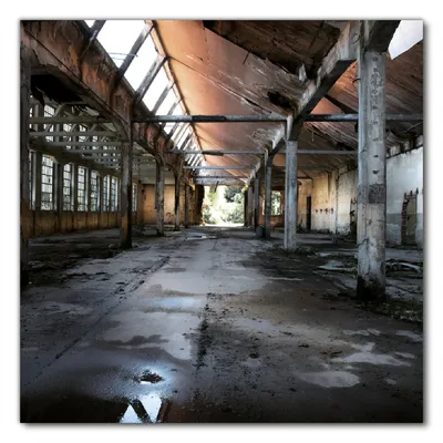 Produktbild von Wallario selbstklebende Möbelfolie/ Tischdecke für Innen und Außen, Größe: 90 x 90 cm - Alte Industriehalle  leerstehend und einsam