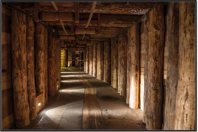 Produktbild von Wallario Wandbild Alter Tunnel in einer Salzmine in Polen, Größe: 61 x 91,50 cm, Poster mit schwarzem Aluminiumrahmen
