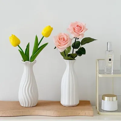 Weißes Keramisches Väschen für Blumen und Dekoration