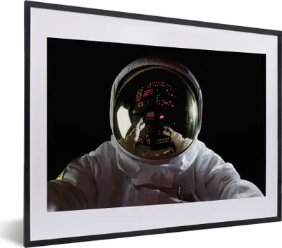 Produktbild von MuchoWow® MuchoWow® Gerahmtes Poster Weltraum - Astronaut - Schwarz 40x30 cm - Poster mit zchwarzem Bilderrahmen - Bilderrahmen - Poster im Rahmen