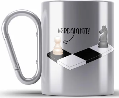 Produktbild von Trendation - Schach Geschenk Geschenkidee Schachspieler Edelstahl Tasse Karabiner mit Schachfiguren Grafik Karabiner Edelstahl Tasse Karabiner Edelstahl Lustig (Silber)