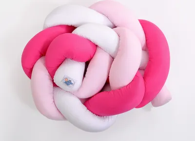 Produktbild von Flätat Schutz für Babybett in Weiß-Rosa-Dunkelrosa 180 cm Knot Pillow handgefertigt aus Baumwolle mit ECO FILLBALL Füllung