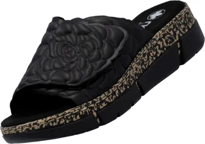 Das Bild zeigt einen flachen Schuh in der Farbe Schwarz der von der Seite betrachtet wird. Der Schuh hat eine schlichte und elegante Form mit einer glatten Oberfläche.