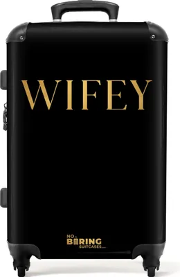 Produktbild von NoBoringSuitcases.com® Großer Koffer - Zitate - Wifey - Gold - Schwarz - Frau - Kombinationsschloss TSA - Hartschalen Trolley 4 Rollen - 72 liter - Reisekoffer - 66 cmKoffer Mittelgroß 67x43x25 cm, 72L,