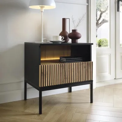 Produktbild von Nachtkommode Lagos 54 cm – modernes LED-Nachtkästchen mit Riffel-Front und Metallfüßen (Schwarz)