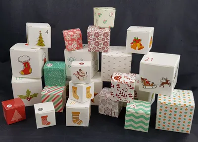 Produktbild von Adventný kalendár so šnúrkou a 24 krabičkami