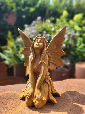 Produktbild von Gusseisen Elfe Honey knieend, mit Edelrostfinish