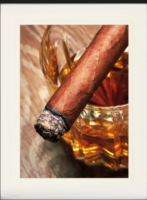 Obrázek produktu pro Alkoholické nápoje Zarámovaný obraz s elegantním paspartou | Wall Art | V rámu - Whiskey a doutník (80 x 60 cm)