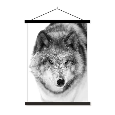 Produktbild von MuchoWow® Textilposter Wolf mit verschneitem Kopf in schwarz-weiß 90x120 cm mit schwarzem Rahmen - Dekoration