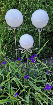 Produktbild von Blütenzauber Paris Rosenkugel 15/15/10 cm Edelstahl weiß poliert Gartenstecker mit Stab 80 cm