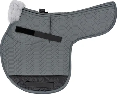 Produktbild von Engel Reitsport Satteldecke SADEK1AP Lammfell & Baumwollsteppstoff, Fell in Sattellage, Fellkranz vorne, Korrektur Aufpolstertaschen außen Grau/Silber VSS (Vielseitigkeit/Springen)
