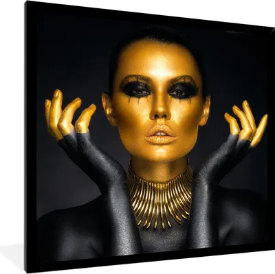 Produktbild von MuchoWow® Gerahmtes Poster Frau - Porträt - Gold - Luxus - Schwarz 40x40 cm - Poster mit Schwarzem Bilderrahmen Wandposter Rahmen Foto Bilder - Mit Rahmen - Wanddekoration Schlafzimmer