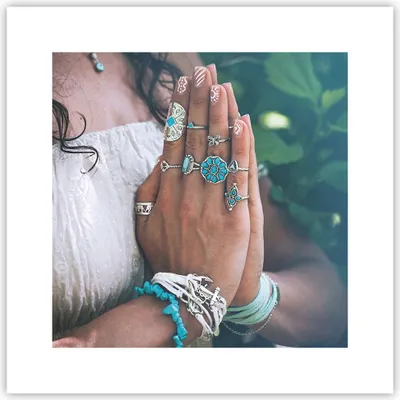 Produktbild von Poster - Poster ohne Rahmen - Hände Schmuck Boho - 30x30 cm - Wand Bild - Wanddeko - Wandbilder - Kunstposter - Wandposter - Bilder - Kunstdruck - Wanddekoration - Wandbild - P2XAC30x30-4412