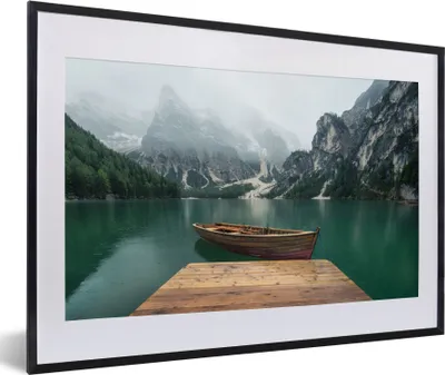 Produktbild von MuchoWow® Gerahmtes Poster Nebel - Schnee - Berg - Boot 60x40 cm - Poster mit Schwarzem Bilderrahmen Wandposter Rahmen Foto Bilder - Schlafzimmer - Plakat in Rahmen - Drucken
