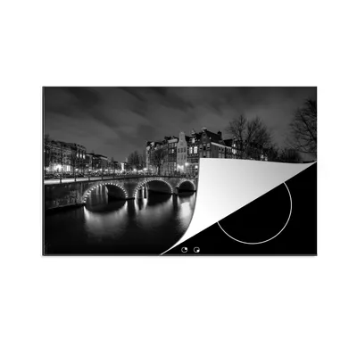 Produktbild von KitchenYeah© Herdabdeckplatte Keizersgracht Amsterdam bei Nacht - schwarz und weiß , 78x52cm, Küche Deko, Glaskeramikkochfeld Herdabdeckung, Abdeckplatte fùr Kochfeld