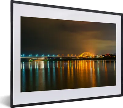 Produktbild von MuchoWow® MuchoWow® Gerahmtes Poster Nijmegen - Licht - Wasser 40x30 cm - Poster mit zchwarzem Bilderrahmen - Bilderrahmen - Poster im Rahmen
