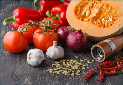 Produktbild von Wallario Fototapete Vliestapete, seidenmatte Oberfläche, einfache Verarbeitung, Größe 200 x 140 cm, Motiv Kürbissuppe - Zutaten mit Tomaten, Knoblauch, Zwiebeln und Pfeffer