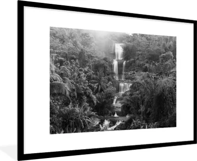Produktbild von MuchoWow® MuchoWow® Gerahmtes Poster Indonesien - Wasserfall - Schwarz - Weiß 90x60 cm - Poster mit zchwarzem Bilderrahmen - Wanddekoration - Fotos