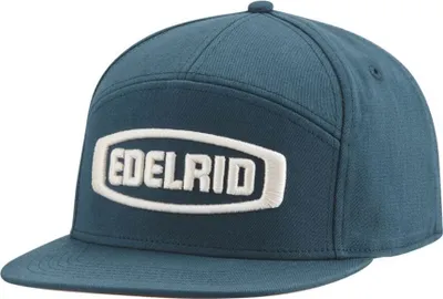 Dunkelblaue Kappe von Edelrid mit weißem Logo auf der Vorderseite.