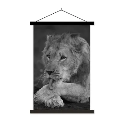 Produktbild von MuchoWow® Textilposter Löwe - Wild - Schwarz 40x60 cm mit schwarzem Rahmen - Wanddekorationen