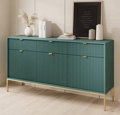 Obrázok produktu pre BETTSO Veľká komoda s drážkami 3 dvierka a 3 zásuvky Vysoká doska Zlaté úchyty Glamour NOVA 154 cm Zelená na zlatých nožičkách