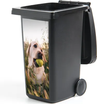 Produktbild von MuchoWow® Mülltonnenaufkleber Labrador Retriever spielt mit einem Tennisball im Gras 44x98 cm - Containeraufkleber - Aufkleber - Mülltonnen-Aufkleber