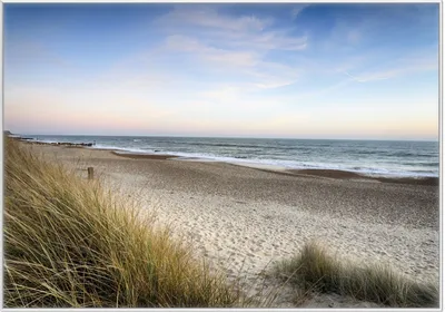 Produktbild von Wallario Wandbild Strandspaziergang im Urlaub an der Ostsee, Größe: 70,30 x 100,30 cm, Poster mit weißem Kunststoffrahmen