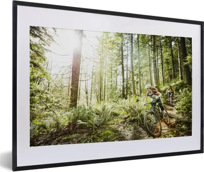 Produktbild von MuchoWow® Gerahmtes Poster Zwei Frauen auf einem Mountainbike durch den Wald 60x40 cm - Poster mit Schwarzem Bilderrahmen Wandposter Rahmen Foto Bilder - Schlafzimmer - Plakat in Rahmen - Drucken