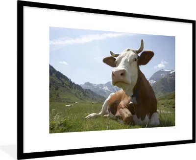 Produktbild von MuchoWow® MuchoWow® Gerahmtes Poster Kuh - Berg - Gras 90x60 cm - Poster mit zchwarzem Bilderrahmen - Wanddekoration - Fotos