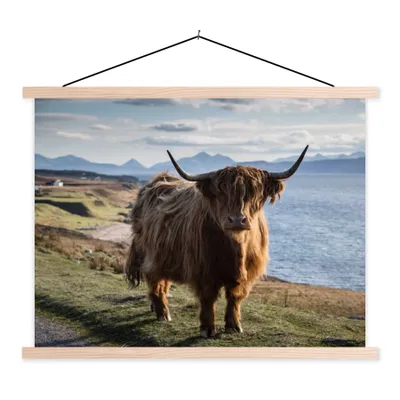 Produktbild von MuchoWow® Textilposter Schottische Highlander - Bergen - Meer 120x90 cm mit holzfarbenen Rahmen - Magnetisch