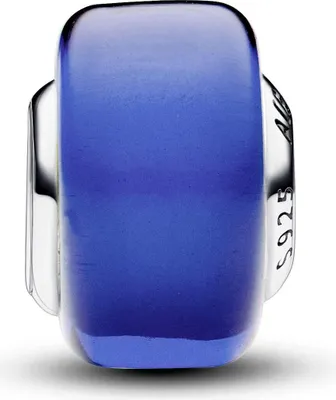 Produktbild von PANDORA Charm-Anhänger aus blauem Murano-Glas mit silbernen Details, eleganter Schmuck für Armbänder