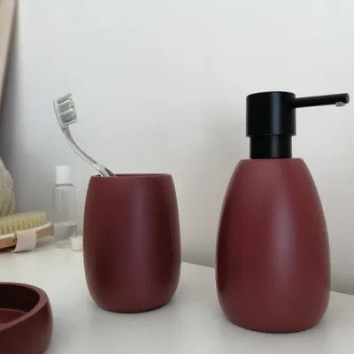 Obrázok produktu pre SPIRELLA – Dávkovač mydla Sven, vyrobený z polyresínu, farba Matcha, objem 260 ml. Ideálne pre elegantnú a praktickú kúpeľňu, vhodné na každodenné používanie a s moderným dizajnom. Berry