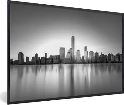Produktbild von MuchoWow® Gerahmtes Poster New Yorker Skyline am Wasser - schwarz und weiß 60x40 cm - Poster mit Schwarzem Bilderrahmen Wandposter Rahmen Foto Bilder - Printing - Wanddeko Schlafzimmer