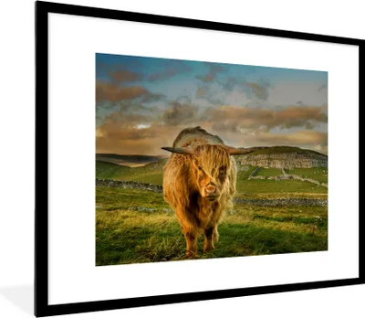 Produktbild von MuchoWow® Gerahmtes Poster Schottischer Highlander - Gras - Berg 80x60 cm - Poster mit Schwarzem Bilderrahmen Wandposter Rahmen Foto Bilder - Schlafzimmer-Dekorationen - Fotoposter