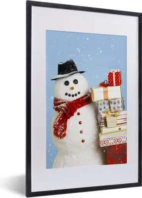 Produktbild von MuchoWow® Gerahmtes Poster Ein Schneemann mit Weihnachtsgeschenken 40x60 cm - Poster mit Schwarzem Bilderrahmen Wandposter Rahmen Foto Bilder - Poster in Rahmen