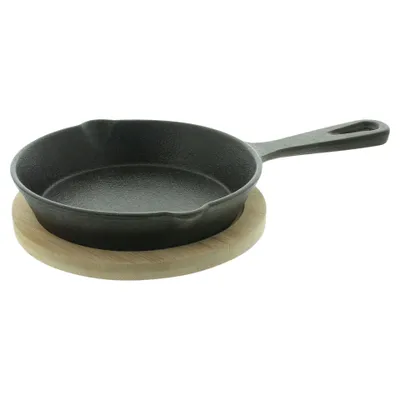 Produktbild von Gusseisenpfanne "Tapas", 2tlg., Maße: Pfanne Ø 13 cm, Innen-Ø 10 cm, Länge 23 cm, Bambusuntersetzer Ø 14 cm, Nicht spülmaschinengeeignet
