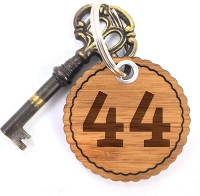 Produktbild von Mr. & Mrs. Panda Anhänger 44 - Geschenk, Alphabet, Schlüsselanhänger Holz, für schlüssel, Taschenanhänger, Zahlen, Buchstaben, Zeichen, Zimmer, Hotel