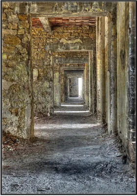 Produktbild von Wallario Wandbild Weg durch eine verlassene Ruine, Größe: 70,30 x 100,30 cm, Poster mit schwarzem Aluminiumrahmen