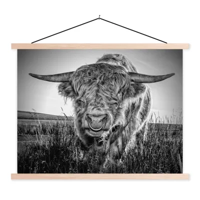 Produktbild von MuchoWow® Textilposter Schottischer Highlander - Schwarz und Weiß 60x45 cm mit holzfarbenen Rahmen - Bild