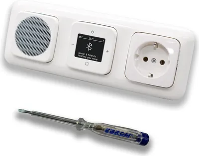 Produktbild von Busch Jäger DAB+ Unterputz Bluetooth (in and out) Radio 8217U-101 Reflex SI alpinweiß, Komplett-Set mit Lautsprecher, Abdeckungen, Steckdose, Rahmen + EBROM Phasenprüfer zur Montage der Geräte 8217U