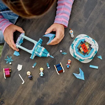 Zdjęcie produktu dla LEGO 43218 Disney Magiczna karuzela Anny i Elsy, zabawka inspirowana zamkiem z Krainy lodu, zestaw z minilaleczkami księżniczek i figurką Olafa, prezent dla dziewczynek i chłopców w wieku od 6 lat